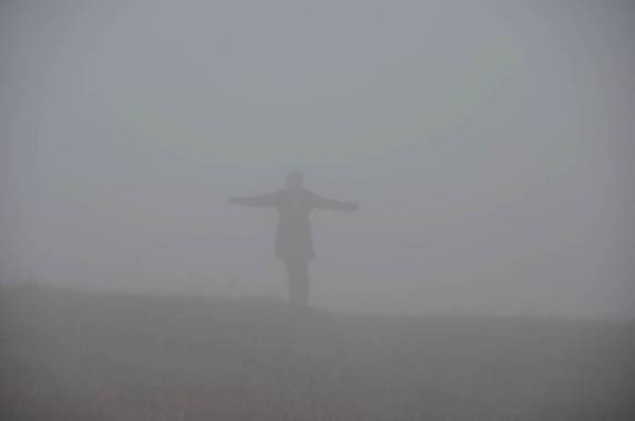 A Ana caminha pela neblina nos campos mais altos do estado do Rio Grande do Sul, na região de São José dos Ausentes